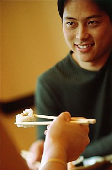 男青年,微笑,握着,筷子,寿司,前景