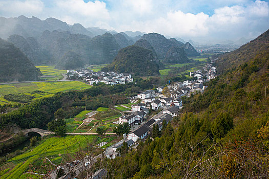 万峰林春色