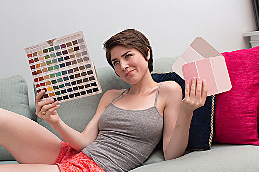 年轻,女人,沙发,看,彩色,样本