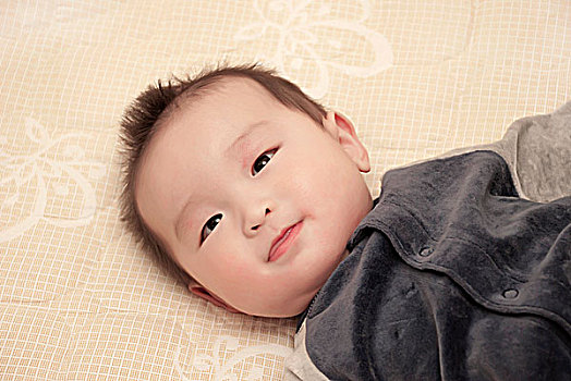 一名7个月大的男婴躺在床上