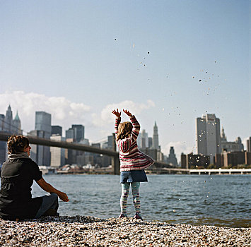 母女,玩,东河,布鲁克林,纽约,美国