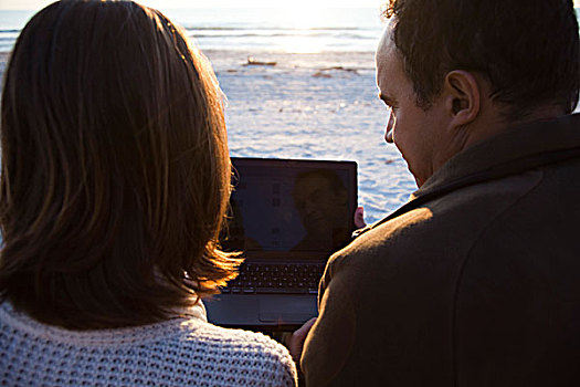情侣,使用笔记本,电脑,一起,海滩