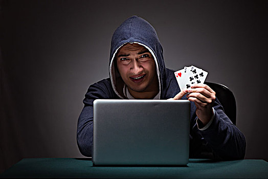 男青年,穿,帽衫,坐,正面,笔记本电脑,赌博