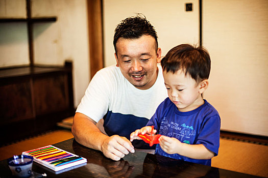 日本人,男人,小男孩,坐,桌子,制作,折纸,动物,浅色,纸