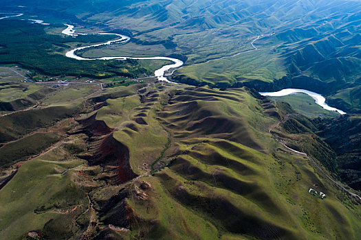 航拍新疆伊犁天山脚下九曲十八弯的河谷