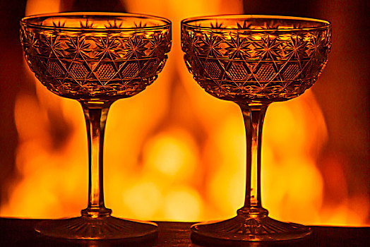 两个,华丽,香槟酒杯,桌上,正面,燃烧,火