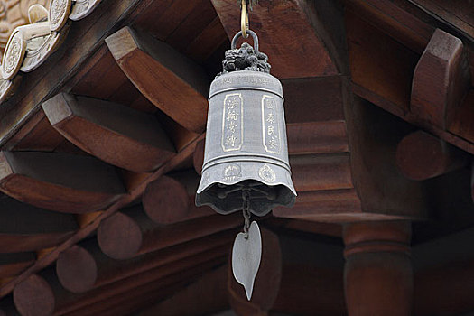 上海静安寺内悬挂在建筑上的铜制风铃