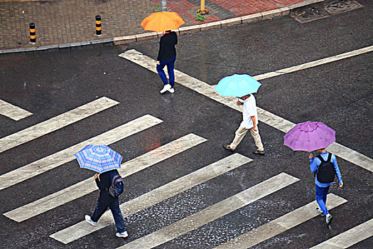 雨中行人