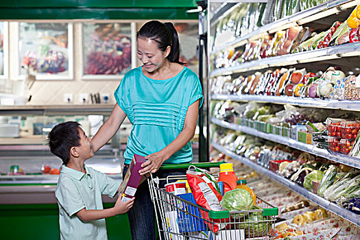 母亲,儿子,购物,食品杂货,超市,北京
