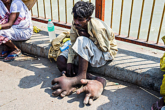 乞丐,脚,坐,河边石梯,神圣,恒河,北阿坎德邦,印度,亚洲