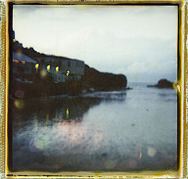 模糊,宝丽来一次成像相机,照片,海岸,水,前景,小,房子,远景,黃昏,康沃尔,英国,2003年