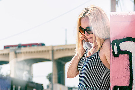 金发,女孩,戴着,墨镜,公用电话,洛杉矶市区,加利福尼亚