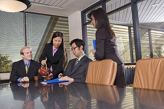 年轻,亚洲人,职业女性,茶,同事,会议室
