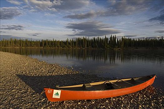 独木舟,岸边,不列颠哥伦比亚省,育空地区,加拿大,北美