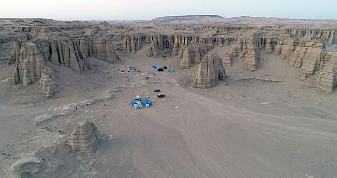 新疆哈密,无人区的露营者