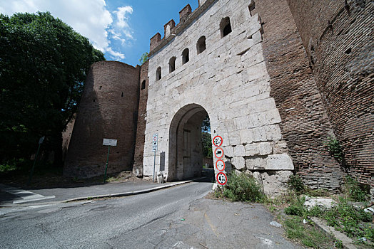 罗马街景和古老的城墙拱门建筑