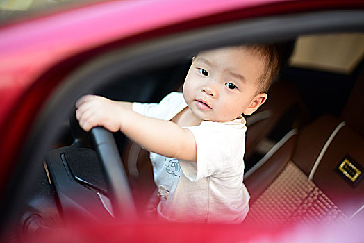 小寶寶開汽車