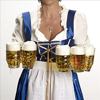 传统,衣着,女人,拿着,五个,啤酒杯,正面,特写