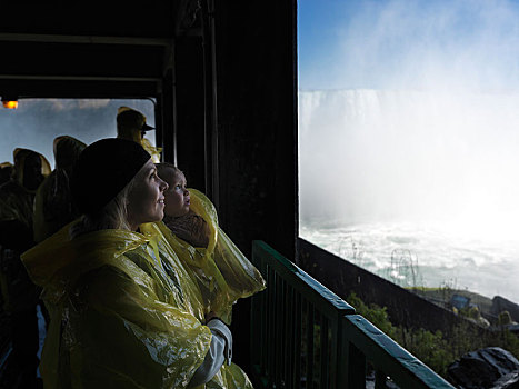 母亲,女儿,2岁,看,尼亚加拉瀑布,马掌,瀑布,仰视,安大略省,省,加拿大,北美