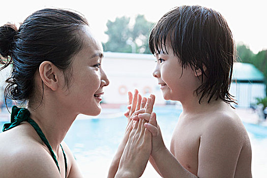 微笑,母亲,儿子,面对面,握手,游泳池