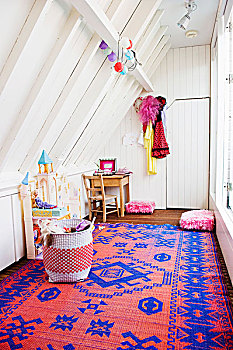 白色,涂绘,木护墙板,红色,蓝色,地毯,闺房,倾斜,天花板