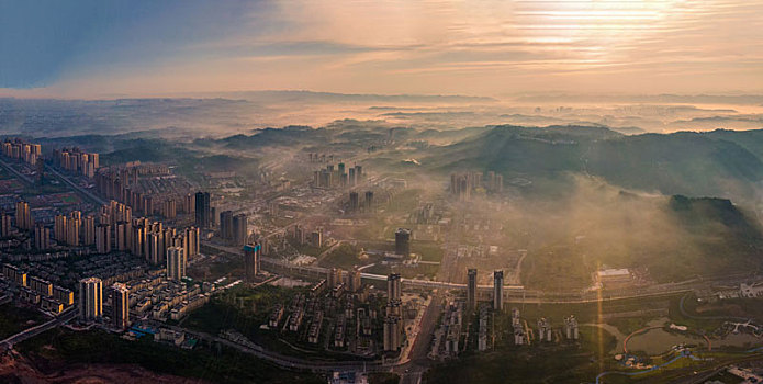 重庆江津区,雨后的城市被薄雾笼罩