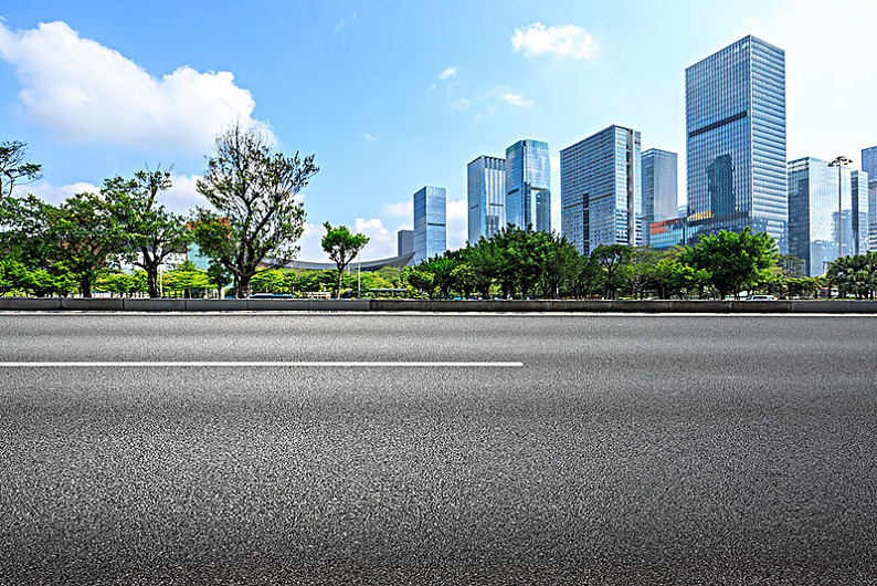 深圳空曠的瀝青道路與現代城市風光