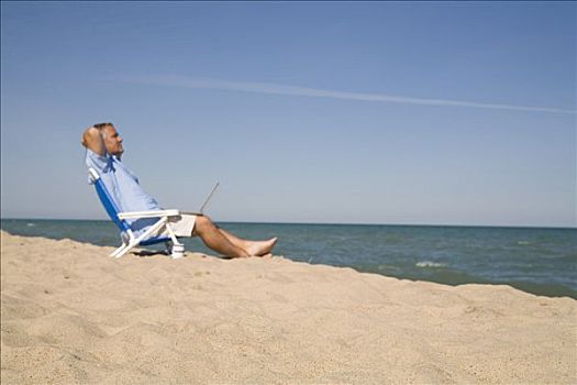 男人,坐,海滩,使用笔记本,电脑,密歇根湖,美国