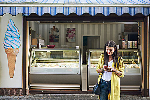 美女,户外,冰淇淋店,智能手机