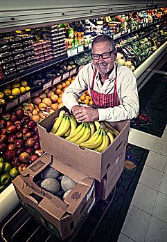 一个,男人,站立,杂货店,旁侧,展示,新鲜水果,蔬菜