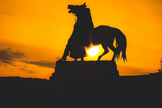 夕阳下一座战马雕像