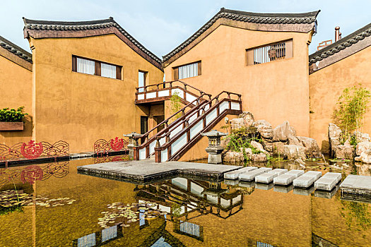 中国河南省开封清明上河园黄墙仿古建筑