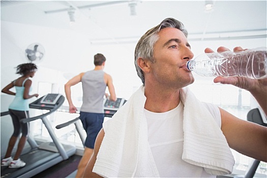 健身,男人,饮用水,旁侧,跑步机