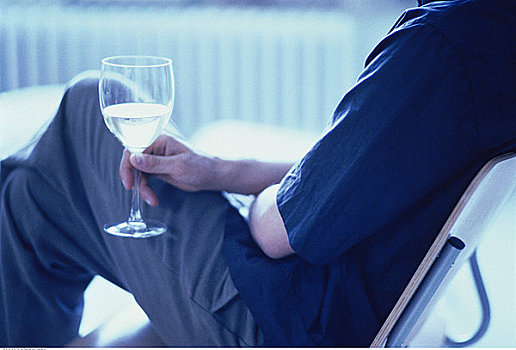 特写,男人,坐,椅子,拿着,葡萄酒杯