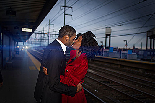 亲吻,火车站
