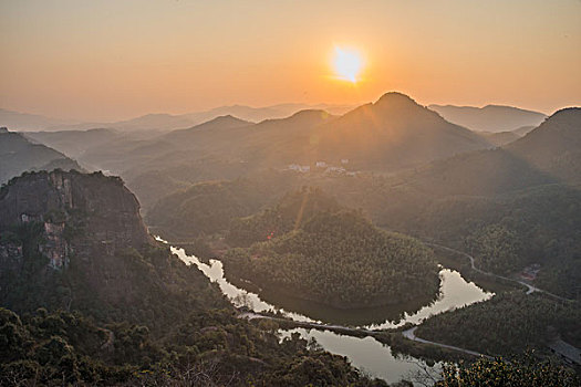 山,丹霞,河流,蓝天,黄昏,大气,田野,水电站,村庄,驴友,旅行,地质公园,丹霞地貌,绿色,灌木,树,草,水潭,素材,平面设计