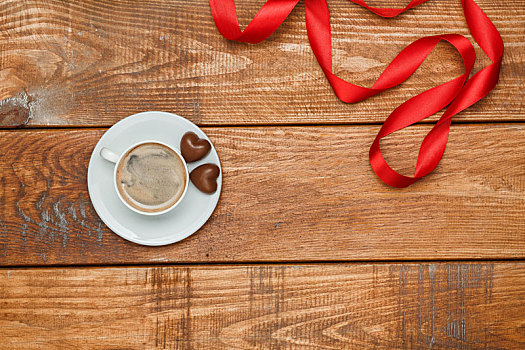 红丝带,木质背景,一杯咖啡