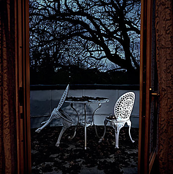 木质,门,白色,帘,开着,露台,铁,桌子,两个,椅子,干燥,叶子,散开,大,树,背景,晚间,巴黎,法国,四月,2008年