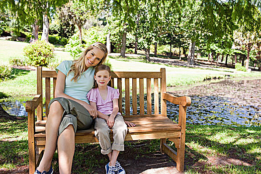 妈妈,女儿,微笑,坐,长椅,公园
