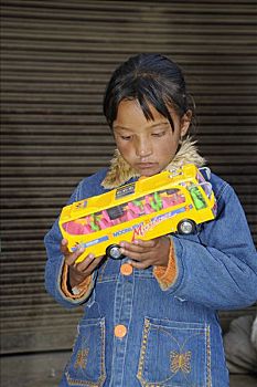 拉达克地区,孩子,注视,惊奇,便宜,塑料制品,玩具,北印度,喜马拉雅山,亚洲