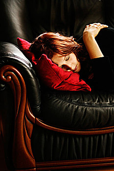 女人,红色,褐色,头发,睡觉,黑色,皮革,沙发,头部,休息,垫子