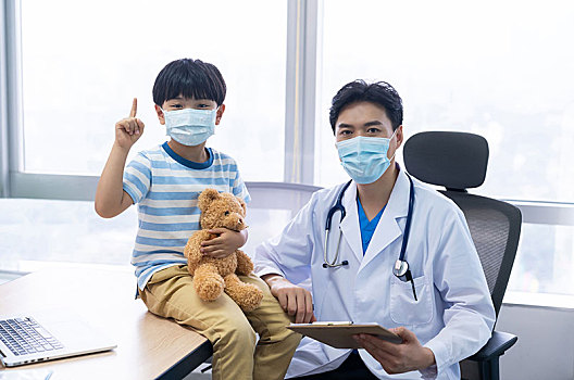 儿科医生与小男孩