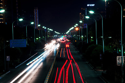 夜晚车辆在路上留下灯光的轨迹