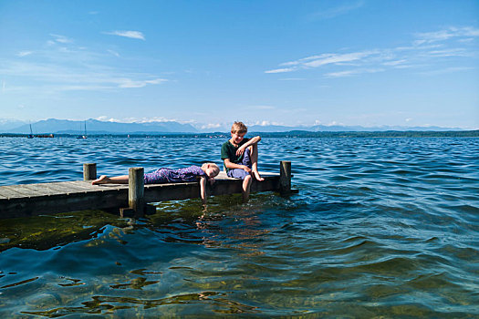 兄弟姐妹,放松,码头,施塔恩贝格湖,巴伐利亚,德国