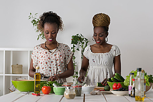 两个,非洲女人,烹调,厨房,制作,健康沙拉,蔬菜