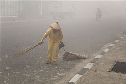 女人,打扫,街道,烟雾,中加里曼丹省,婆罗洲,印度尼西亚