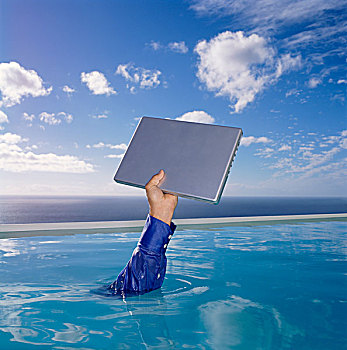 胳膊,蓝衬衫,袖子,游泳池,高举,笔记本电脑,天空,云