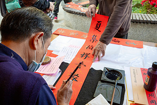 中国人的春节书法家手写春联