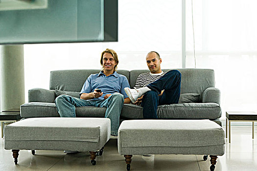 两个男人,坐,沙发,看电视