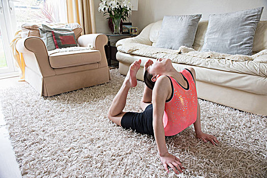女孩,练习,体操,后弯腰,客厅,地毯
